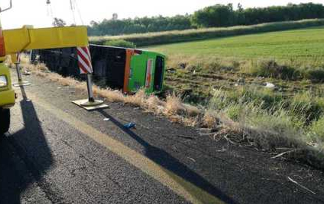 В Италии перевернулся пассажирский автобус, десятки пострадавших